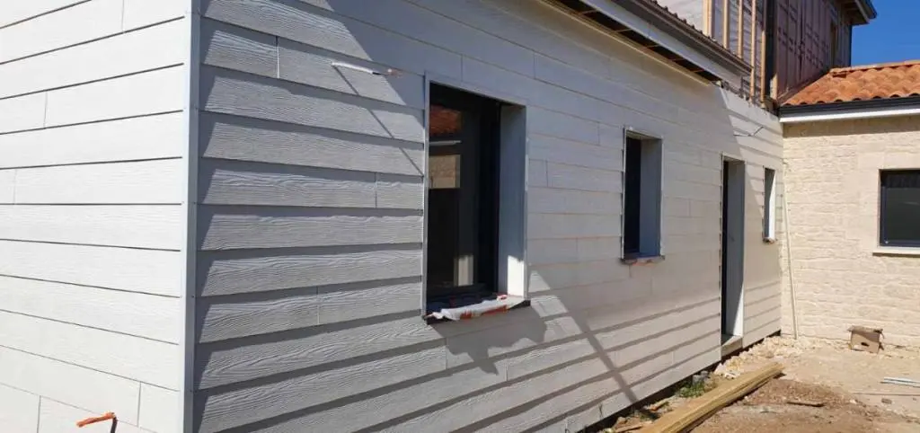 Réalisation de bardage extérieur par Dtoits86, entreprise de couverture à Poitiers