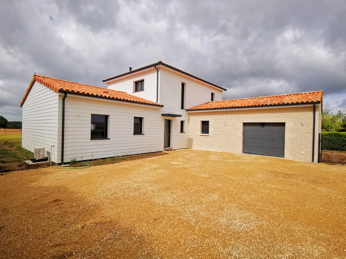 Réalisation de maisons par Dtoits86, entreprise de couverture à Poitiers