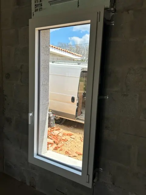 Réalisation de menuiserie extérieure par Dtoits86, entreprise de couverture à Poitiers