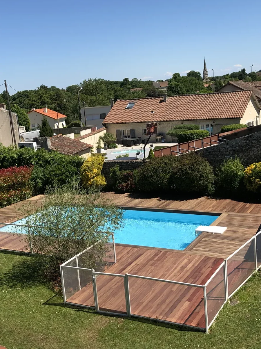 Réalisation de terrasse par Dtoits86, entreprise de couverture à Poitiers